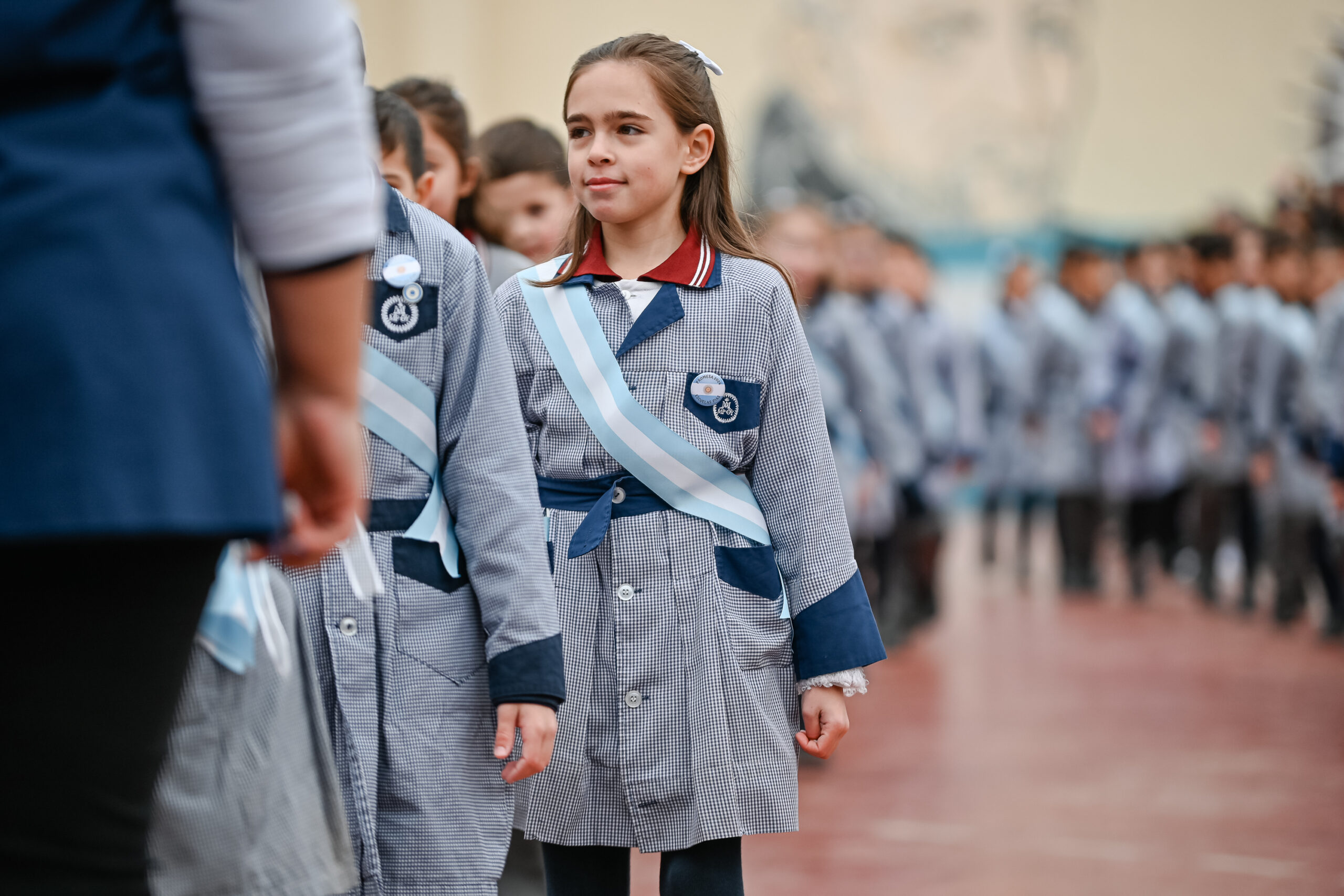 alumna de Escuelas Pías de Córdoba ingresando al acto